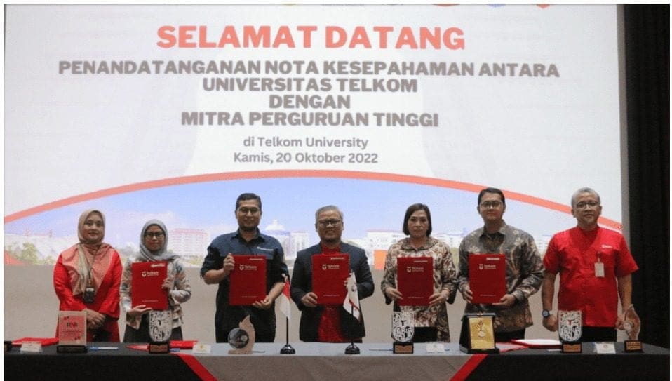 Penandatangan MOU Tel-U & 8 Mitra Perguruan Tinggi